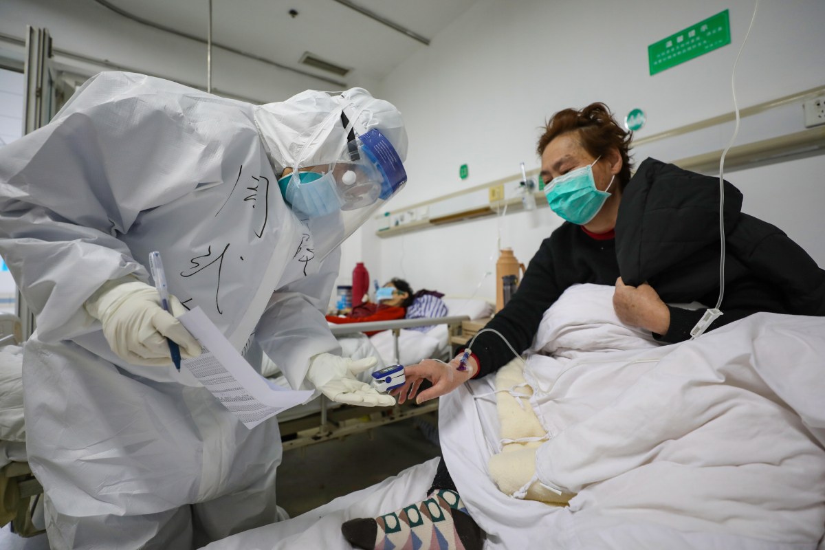 Un paciente con covid-19 ingresado en el Hospital Jinyintan, en Wuhan, en febrero de 2020.